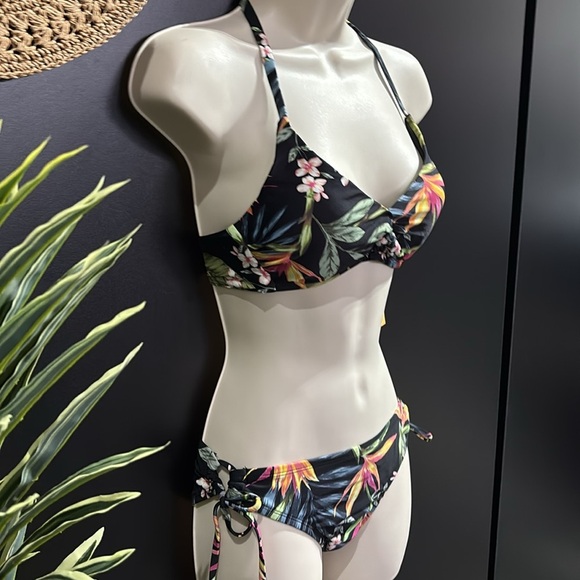 Kona Sol V-neck knot front,adjustable knot hipster bottom,floral print,padded - Picture 4 of 12